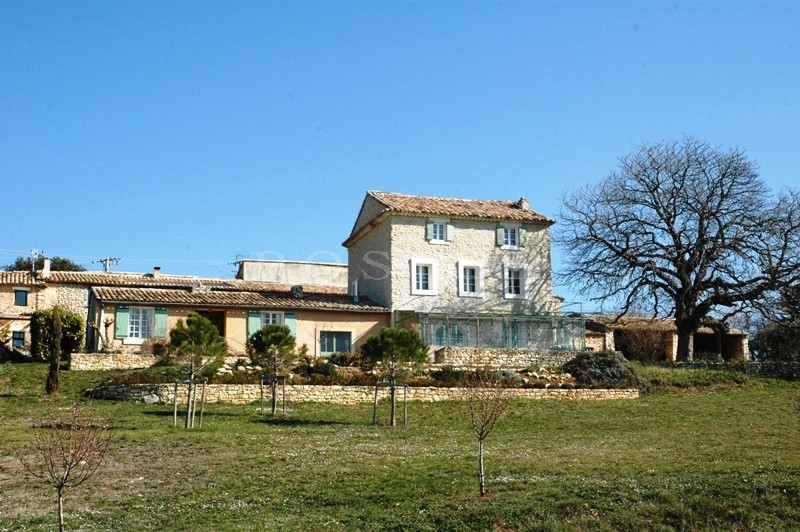 Bastide rénovée  face au Luberon,  sur 26 000 m²
