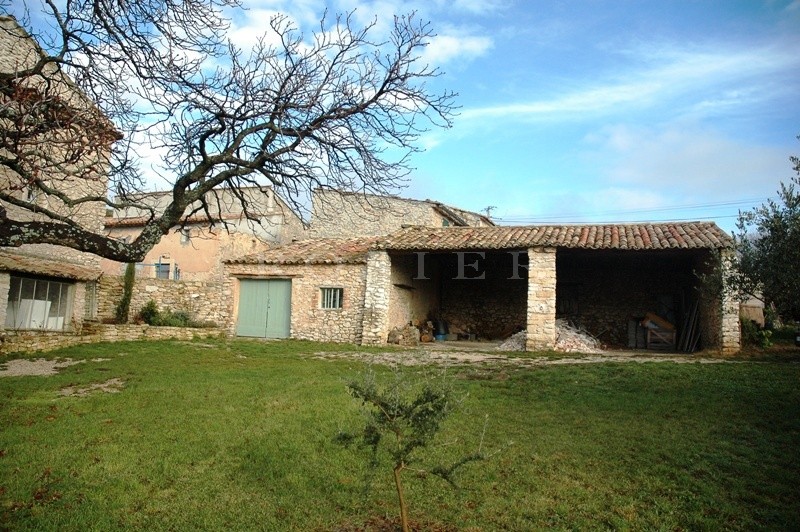 Bastide rénovée  face au Luberon,  sur 26 000 m²