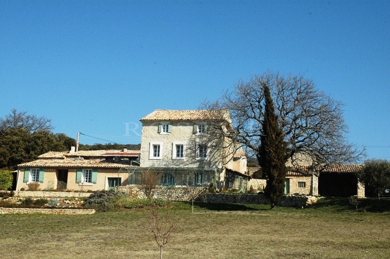 Bastide rénovée  face au Luberon,  sur 26 000 m²