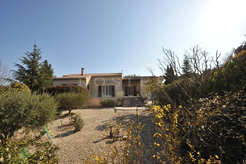 Maison de plain pied dans le Luberon  sur un terrain paysagé