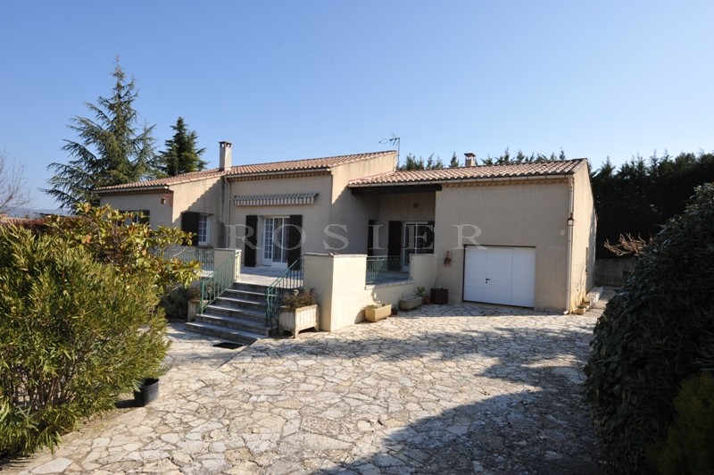 Maison de plain pied dans le Luberon  sur un terrain paysagé