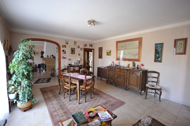 Maison de plain pied dans le Luberon  sur un terrain paysagé