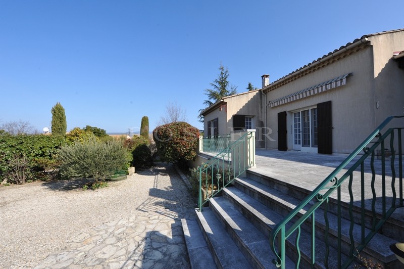 Maison de plain pied dans le Luberon  sur un terrain paysagé