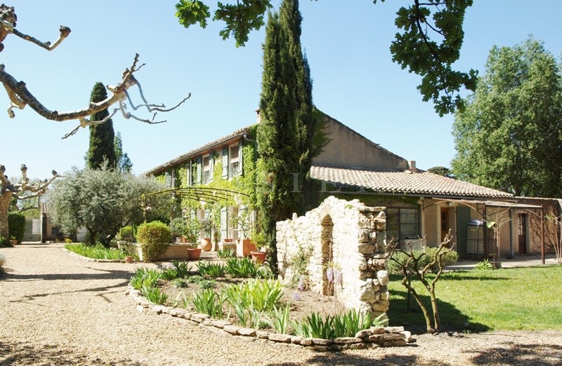 Mas provençal avec étang et piscine   sur parc de 3,6 hectares