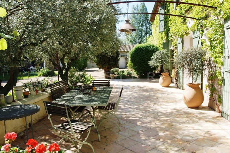 Mas provençal avec étang et piscine   sur parc de 3,6 hectares
