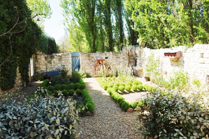 Mas provençal avec étang et piscine   sur parc de 3,6 hectares