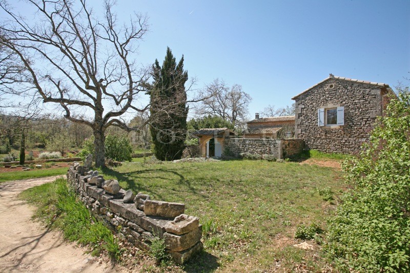 Mas XVIIe avec cour intérieure sur 7,5ha au coeur du Luberon  