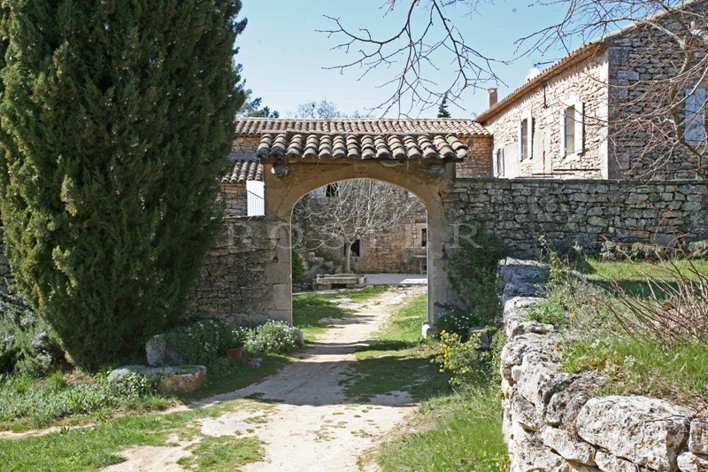 Mas XVIIe avec cour intérieure sur 7,5ha au coeur du Luberon  