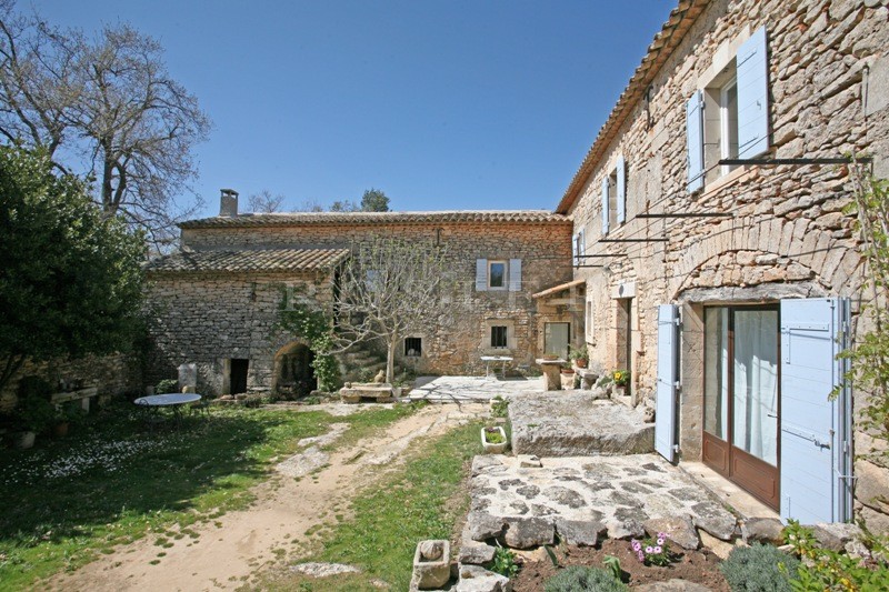 Mas XVIIe avec cour intérieure sur 7,5ha au coeur du Luberon  