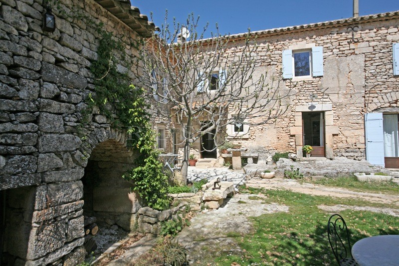 Mas XVIIe avec cour intérieure sur 7,5ha au coeur du Luberon  