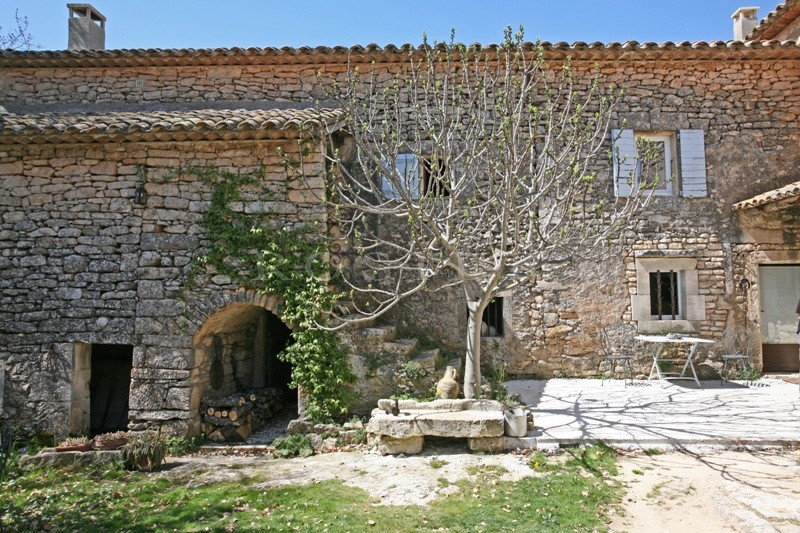 Mas XVIIe avec cour intérieure sur 7,5ha au coeur du Luberon  