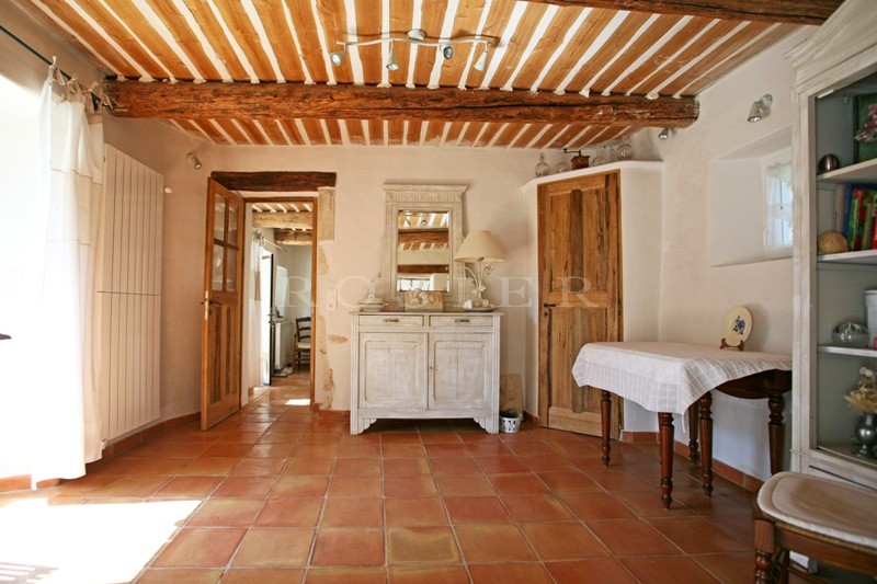 Mas XVIIe avec cour intérieure sur 7,5ha au coeur du Luberon  