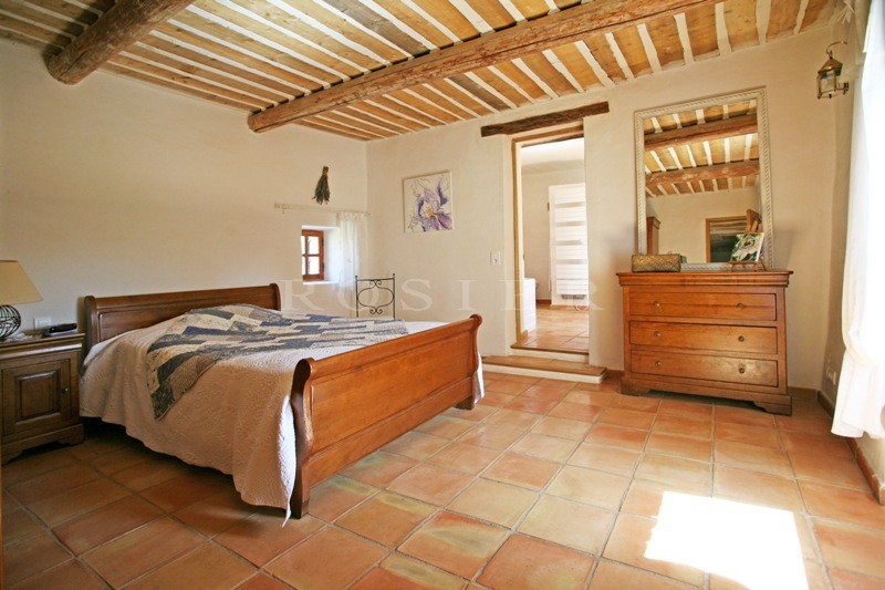 Mas XVIIe avec cour intérieure sur 7,5ha au coeur du Luberon  