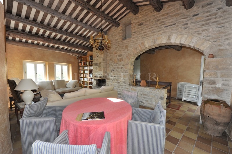 Maison de village à vendre   à flanc de colline avec vue Luberon