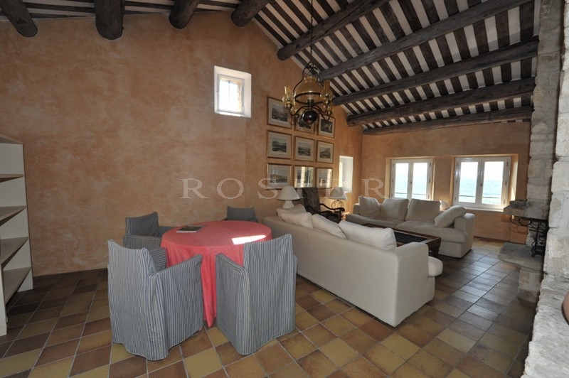 Maison de village à vendre   à flanc de colline avec vue Luberon