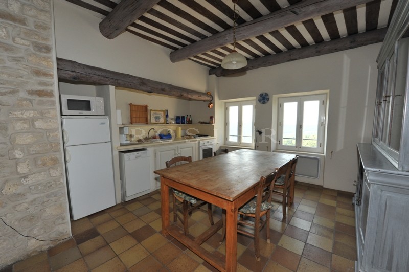 Maison de village à vendre   à flanc de colline avec vue Luberon