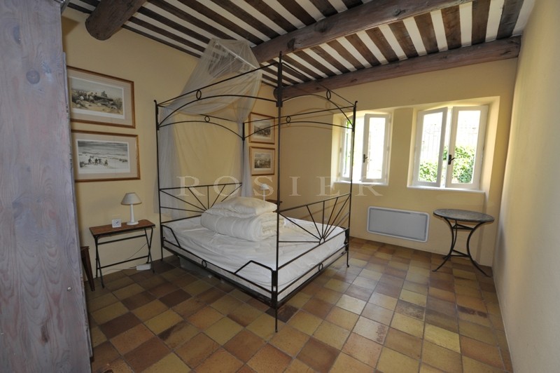Maison de village à vendre   à flanc de colline avec vue Luberon