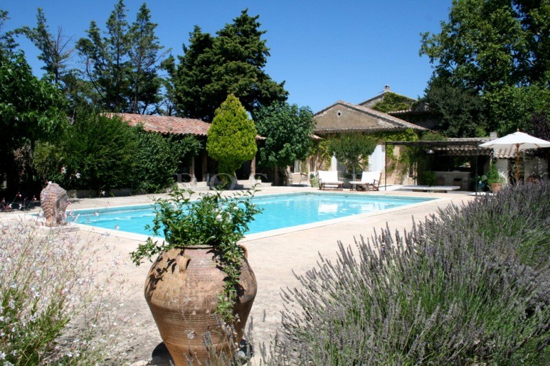Mas Rénové  en Luberon,  avec piscine et dépendances, sur plus de deux hectares