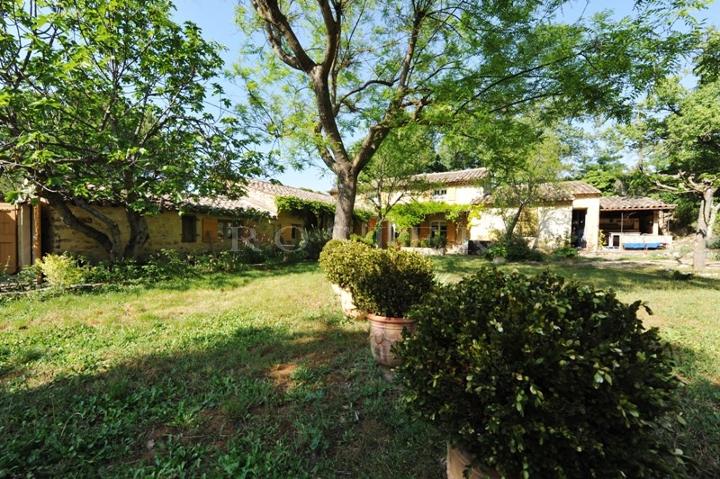 Mas de grand charme avec piscine     face au Luberon   
