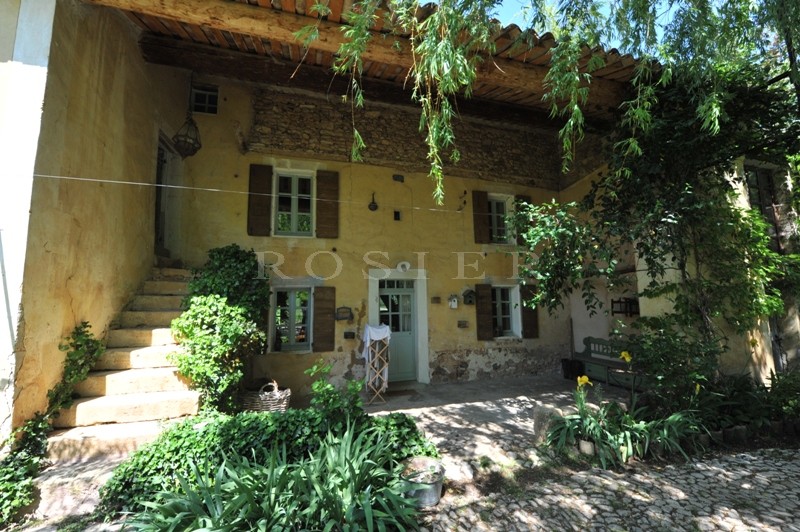 Mas ancien plein de charme en Luberon sur plus de 3 hectares 