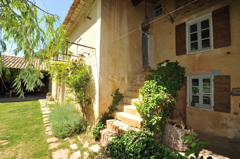 Mas ancien plein de charme en Luberon sur plus de 3 hectares 