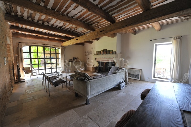 Mas ancien plein de charme en Luberon sur plus de 3 hectares 