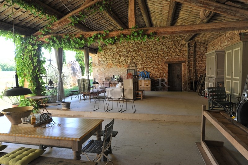 Mas ancien plein de charme en Luberon sur plus de 3 hectares 
