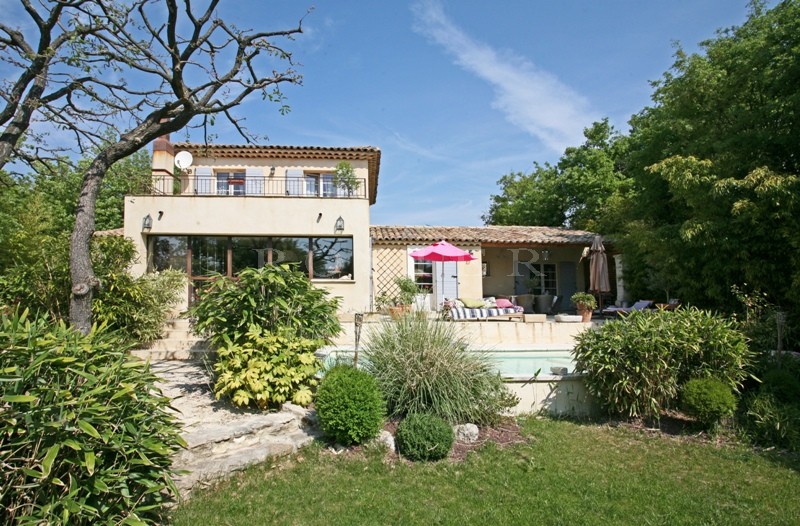 Maison avec piscine en bordure d'un village perché du Luberon  
