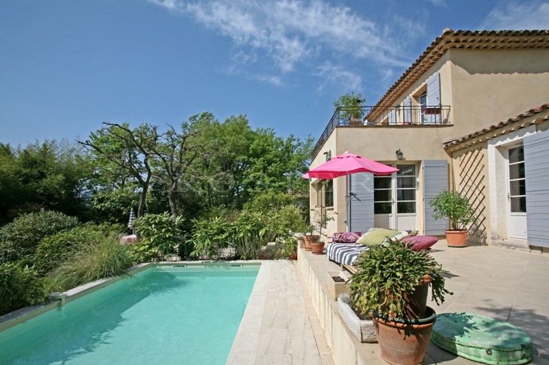 Maison avec piscine en bordure d'un village perché du Luberon  