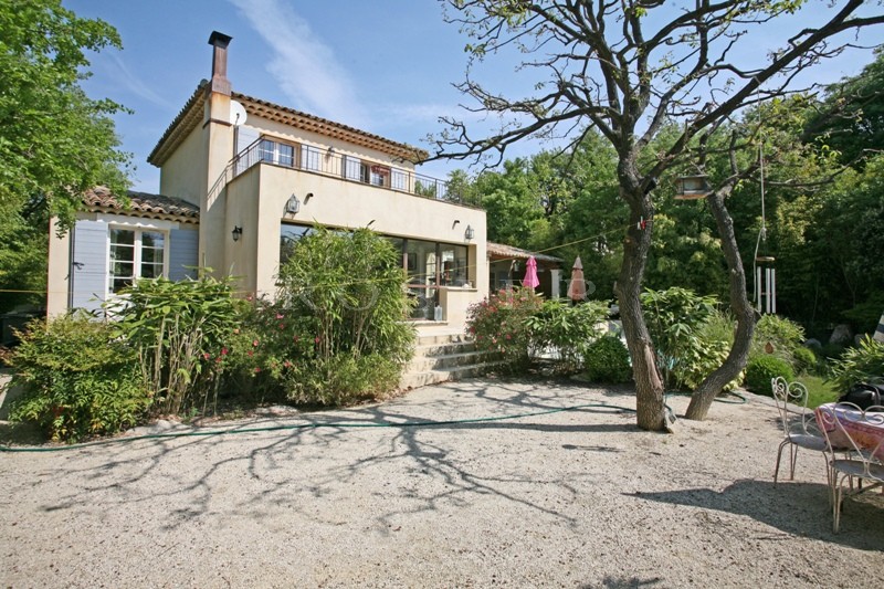 Maison avec piscine en bordure d'un village perché du Luberon  