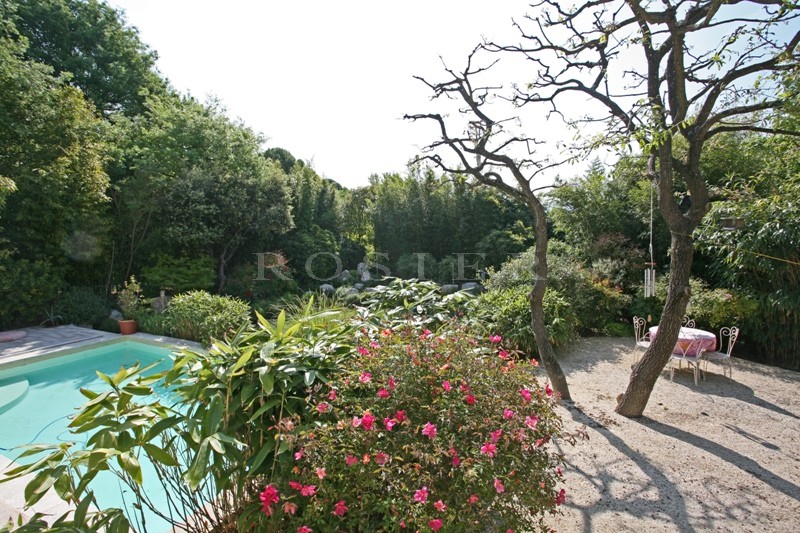 Maison avec piscine en bordure d'un village perché du Luberon  