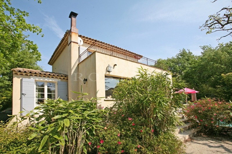 Maison avec piscine en bordure d'un village perché du Luberon  
