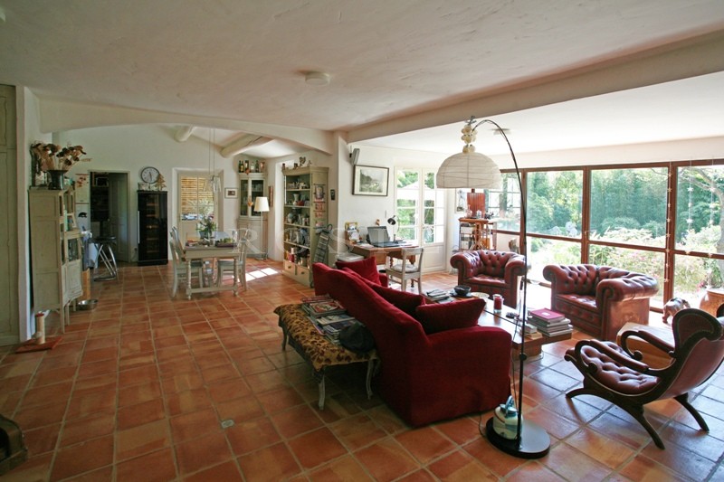 Maison avec piscine en bordure d'un village perché du Luberon  