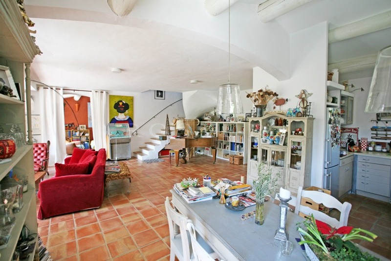 Maison avec piscine en bordure d'un village perché du Luberon  