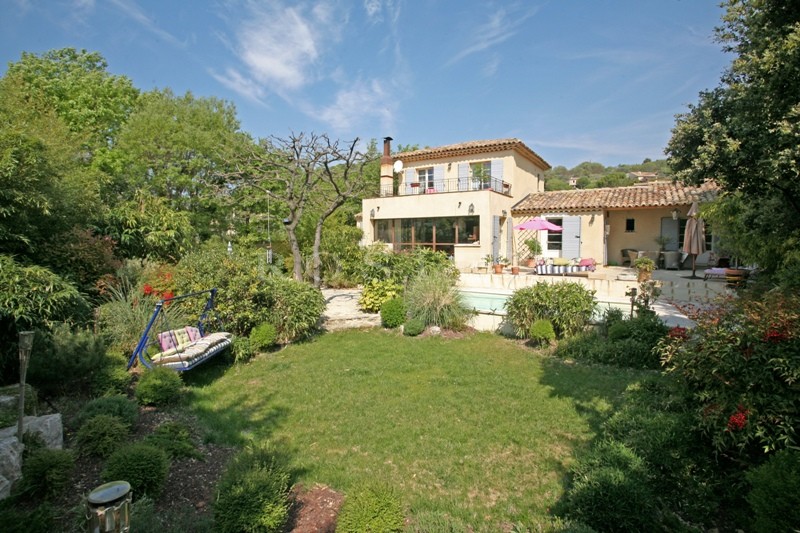 Maison avec piscine en bordure d'un village perché du Luberon  
