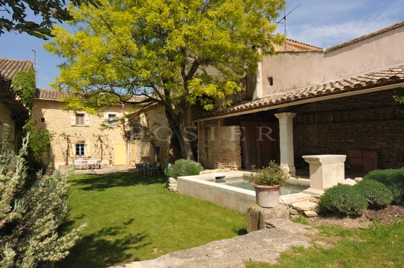 Jolie maison de village au coeur du Luberon,  avec jardin et bassin