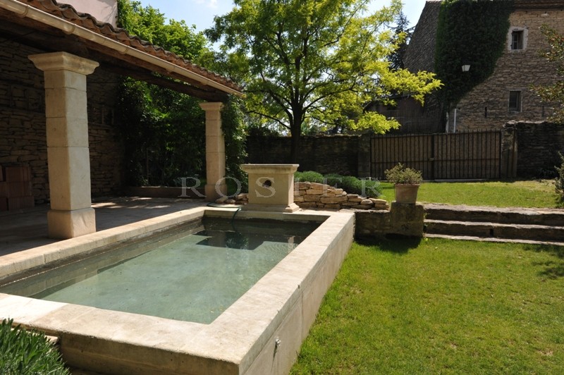 Jolie maison de village au coeur du Luberon,  avec jardin et bassin
