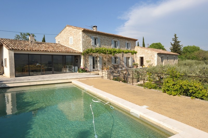 Maison en pierres avec piscine   dans la vallée du Luberon