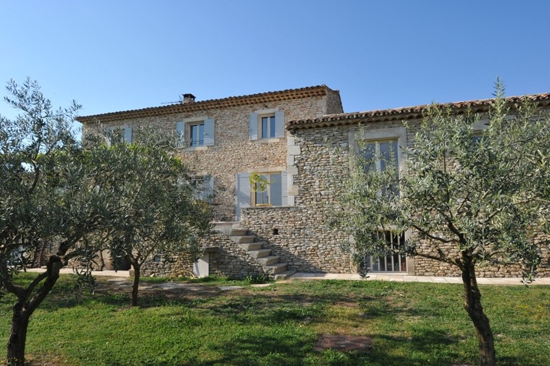Maison en pierres avec piscine   dans la vallée du Luberon