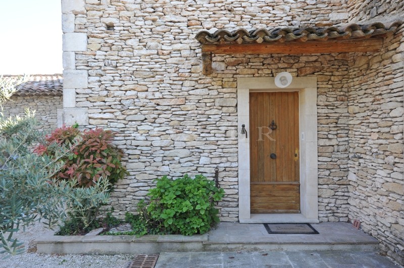 Maison en pierres avec piscine   dans la vallée du Luberon