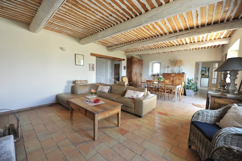 Maison en pierres avec piscine   dans la vallée du Luberon