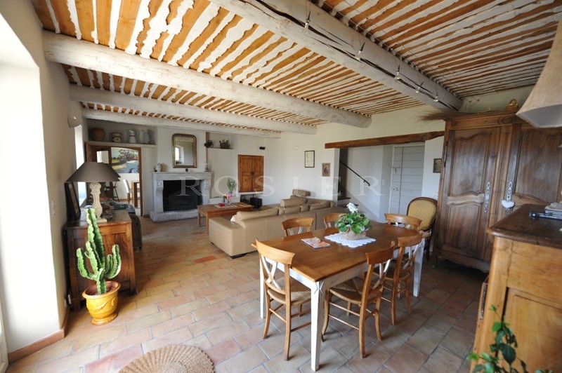 Maison en pierres avec piscine   dans la vallée du Luberon