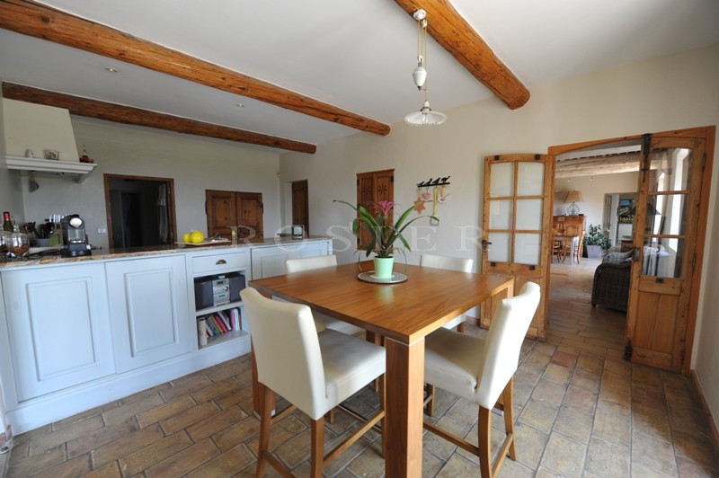 Maison en pierres avec piscine   dans la vallée du Luberon