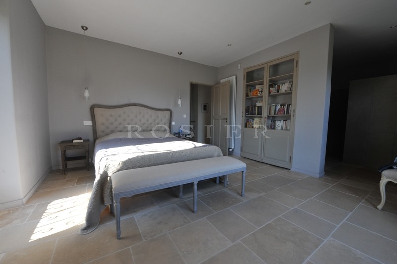 Maison en pierres avec piscine   dans la vallée du Luberon