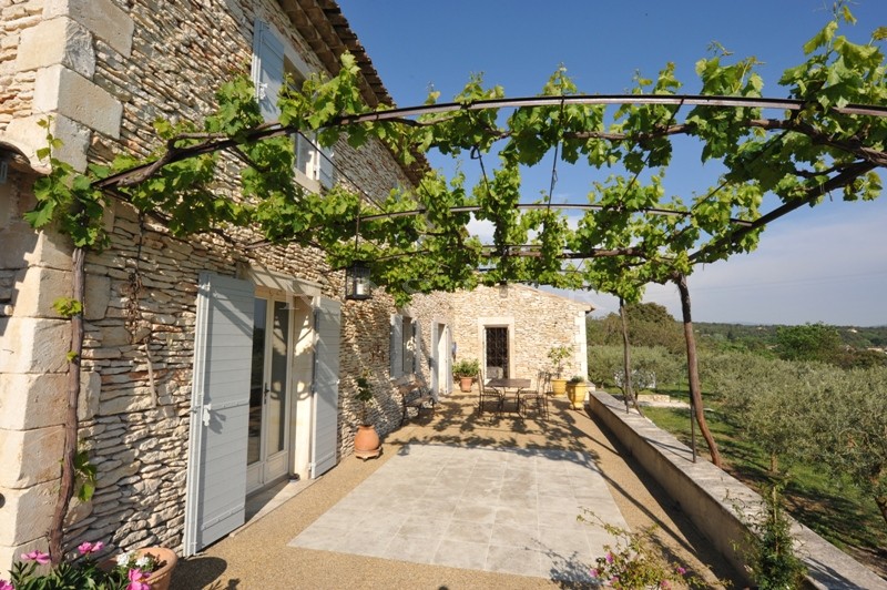 Maison en pierres avec piscine   dans la vallée du Luberon