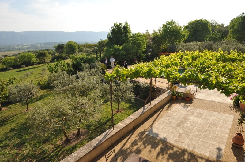 Maison en pierres avec piscine   dans la vallée du Luberon