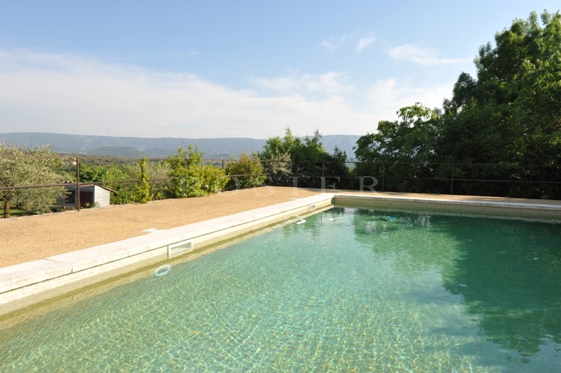 Maison en pierres avec piscine   dans la vallée du Luberon