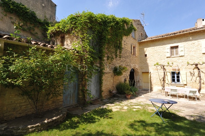 Jolie maison de village au coeur du Luberon,  avec jardin et bassin