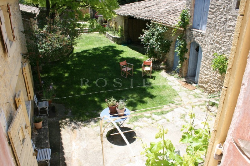Jolie maison de village au coeur du Luberon,  avec jardin et bassin