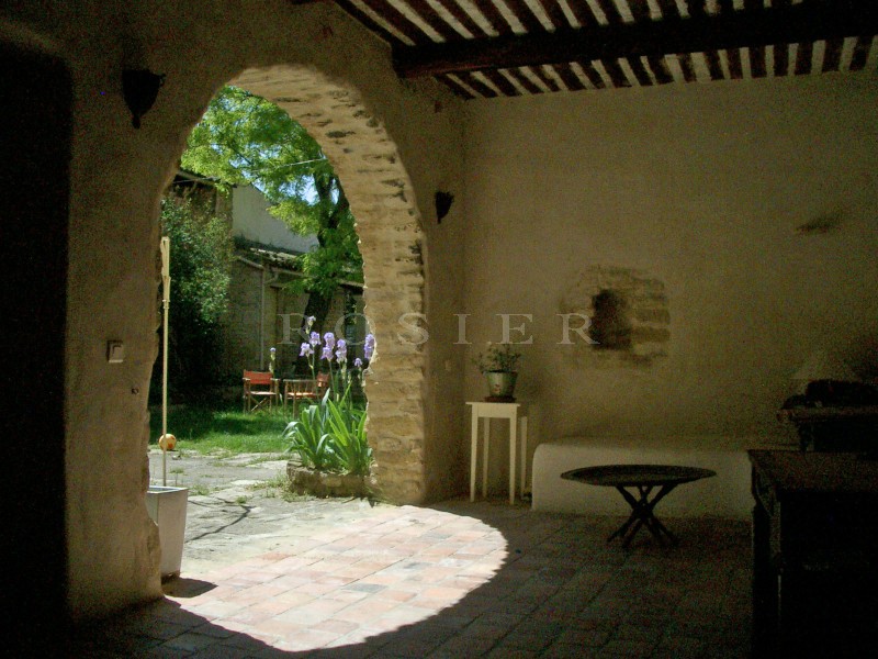 Jolie maison de village au coeur du Luberon,  avec jardin et bassin
